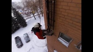 Промышленный альпинист, выполнение высотных работ. Пример как делать не нужно)