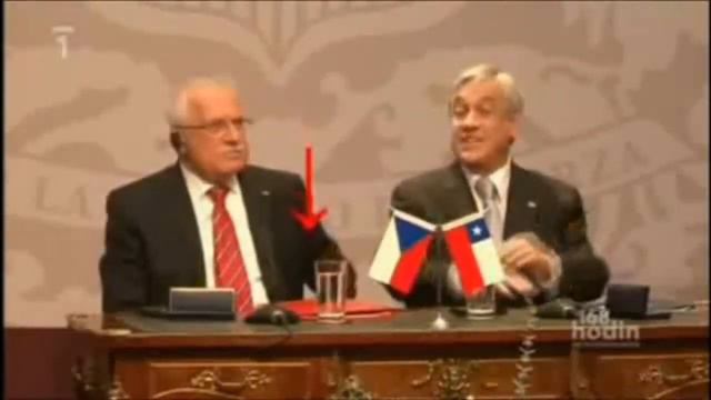Vaclav Klaus stealing a pen vs. Joker смотреть онлайн