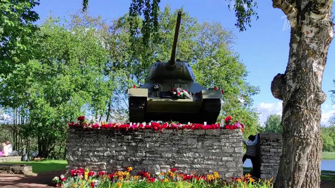 Десятки людей собрались в Нарве у памятника, который власти Эстонии собираются демонтировать