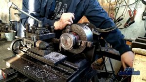Подрезаю верхушку поршня на самодельном токарном станке