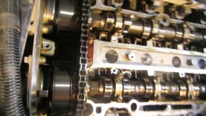 Почему течет масло из под клапанной крышки Опель Шевроле GM