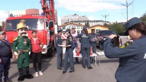 Обучение через развлечение_ огнеборцы провели противопожарную акцию для детей на площади Ленина