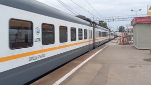 Электропоезд ЭП2Д-0160 отправляется со станции Голицыно