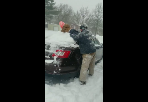 Отец года или как убрать снег с машины