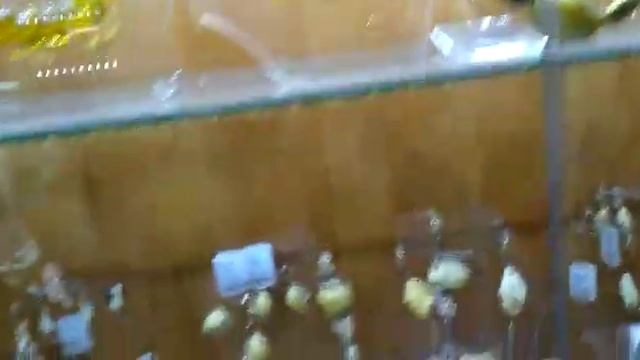 Янтарные украшения. Магазин на вокзале в Москве...
