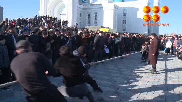 Мусульмане сегодня отмечают Ораза айт, праздник окончания поста в месяц Рамазан.