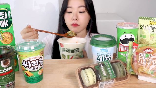 ASMR Korean Convenience Store Mukbang 💚 CU 편의점 먹방 라면 마카롱 삼각김밥 소세지 아이스크림 CVS Green Food Desserts 大食い