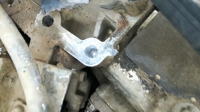 Hyundai Sonata V6 кронштейн правой подушки оторвало удаляем и восстанавливаем резьбу