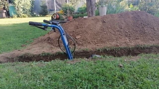 Крот помогает копать траншею.