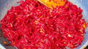 Красный борщ с заправкой из свеклы, помидор и яблок