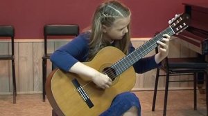 Девочка играет на гитаре. Катя Букарева. Светогорская школа искусств