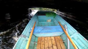 Проезд на моторной лодке под мостом с сильным течением, корягами и слабеньким мотором.