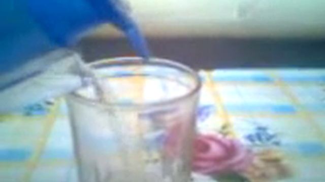 Мелстрой наливает воду. Переливать воду из стакана в стакан. Переливание воды из стакана в стакан. Вечное переливание воды. Переливание воды из стакана в стакан от давления.