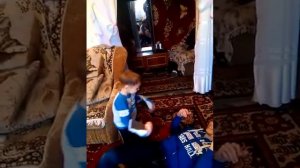 маленький мальчик бьет в фулмаунте.