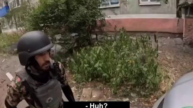 Группа украинских волонтеров встретила российского солдата во время эвакуации мирных жителей из У...