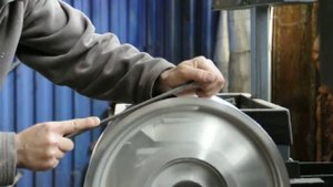 способ удалить "бордюрку" с края обода диска.