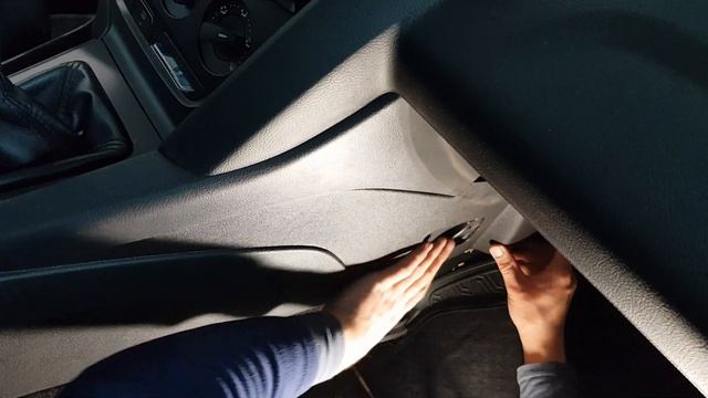 Снимаем накладку на центральную консоль со стороны пассажира Focus 3 смотреть онлайн