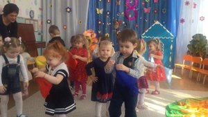 Дети танцуют в саду. Танец с платочками. Малыши