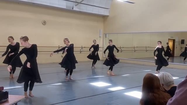 Танцевальная комбинация с использованием элементов и движений восточного сценического танца