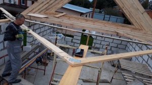 Собираем каркас крыши в одни руки.