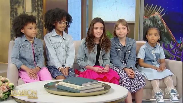 Halle Bailey Surprises Tiny “The Little Mermaid” Fans! смотреть онлайн