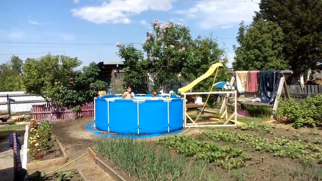 Дети в бассейне, но чего-то не хватает??? смотреть онлайн