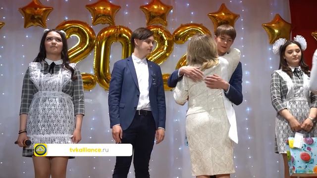 Последний звонок в Тольке. Как прощаются со школой в небольших посёлках. смотреть онлайн