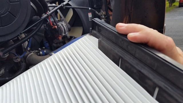 Как поменять воздушные фильтры Фрейтлайнер Коронадо.