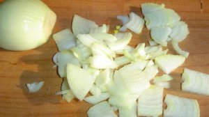 Свиные ребрышки, тушеные с помидорами и грибами