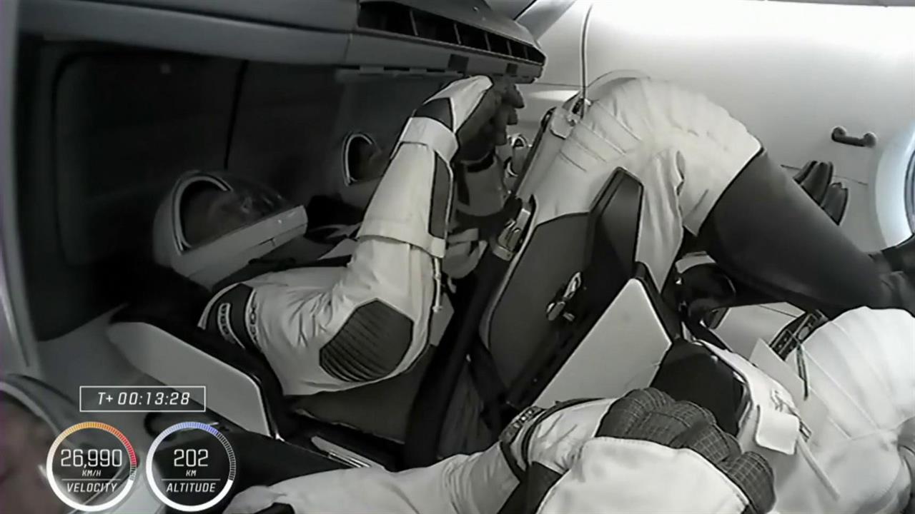 Американский космический корабль Crew Dragon держит курс к МКС