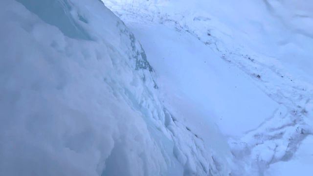 Ледяной фонтан (сосулька) в национальном парке Зюраткуль, городской округ Сатка, Челябинская област смотреть онлайн