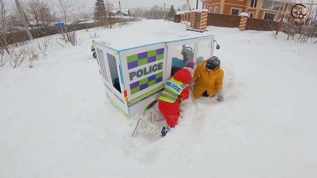 Дети и Машина. Полицейская машина застряла в снегу. Манкиту