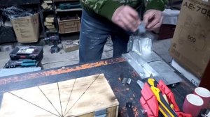 Самодельные защелки на фанерный ящик.