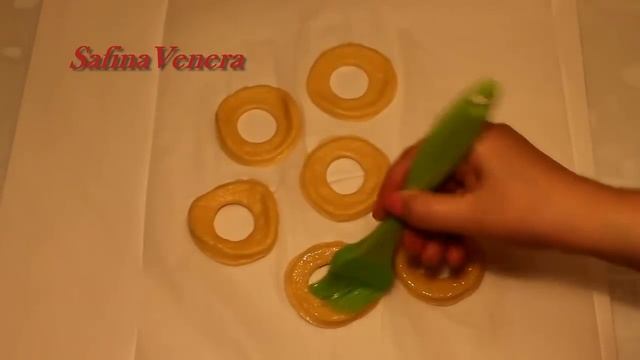 КОЛЕЧКИ. ПОНЧИКИ в форме колечек. Рецепт вкуснейших дрожжевых пончиков.