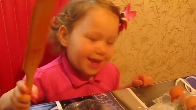 Kate BY. Разбиваем настоящие яйца. Разбираемся, какие из них вареные, а какие сырые.