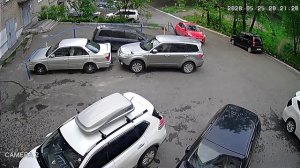 Курица! Ну кто так паркуется?