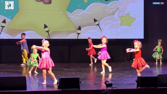 Праздничный юбилейный концерт ансамбля танца "Россияне". Танец "Лялечки". 06.04.2024 год. смотреть онлайн