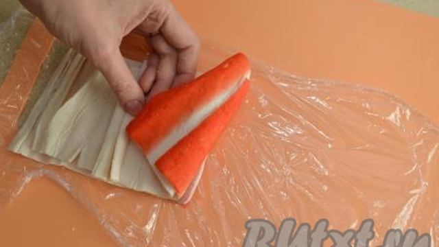Рулетики из крабовых палочек с творожным сыром