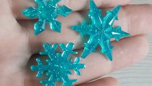 Как сделать маленькие снежинки из эпоксидной смолы