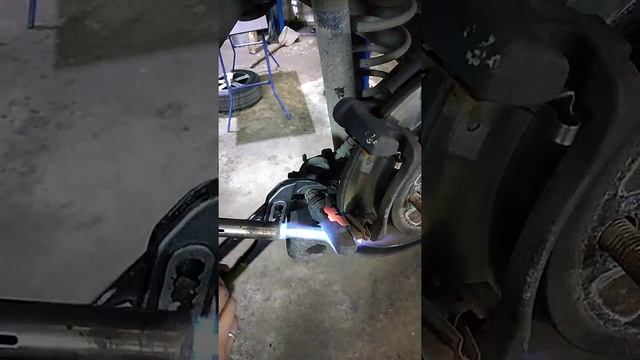 Как вытащить направляющую суппорта, если она закисла смотреть онлайн