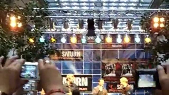 Backstreet Boys live in Berlin (Saturn) "Shape of my heart"
