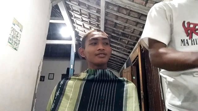pertama kali potong rambut gundul смотреть онлайн