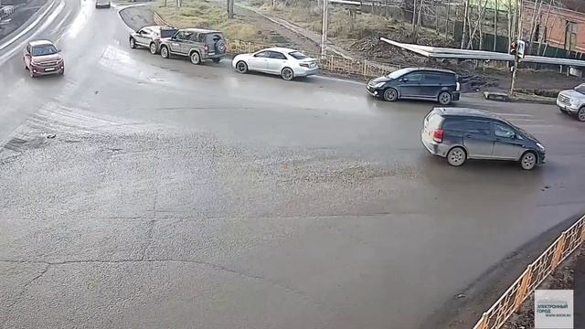 26 октября в Усть-Куте на перекрестке Техучилища произошло лёгкое ДТП