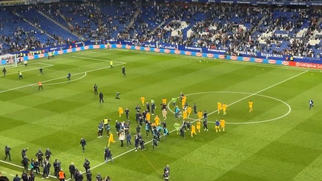 Фанаты Эспаньола атакуют игроков Барселоны/ Espanyol fans attack Barcelona/ Ataque al Barcelona