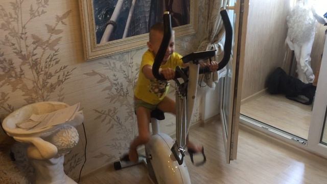 Малой гоняет на велотренажере смотреть онлайн