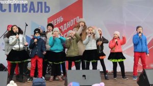 Песня “Москва город мечты” в исполнении детей на сцене - детская музыкальная шоу-группа “Бум”.