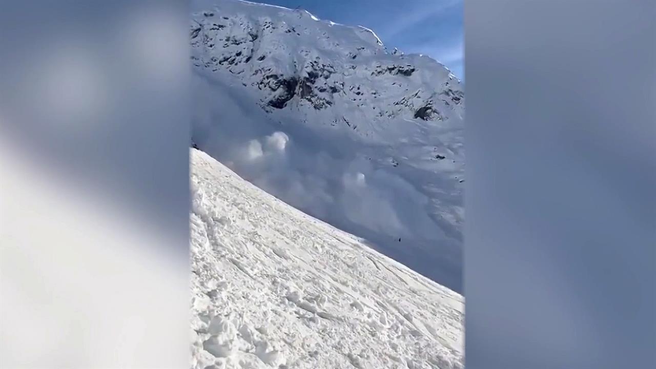 Группа лыжников на австрийском курорте попала под снежную лавину и выжила