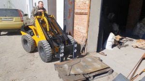 Мини погрузчик с вилами