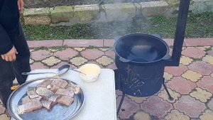щука жареная в яичном кляре в казане на костре.