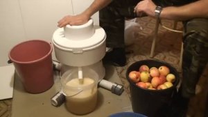 Соковыжималка Салют׃ за 20 минут 10-12 литров (ведро) сока